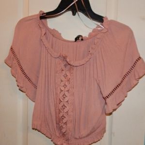 Pink ambiance of the shoulders shirt